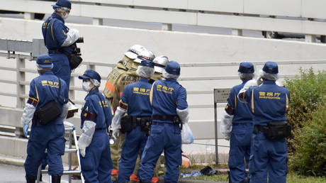 Homem ateia fogo em si mesmo em protesto contra funeral de ex-PM