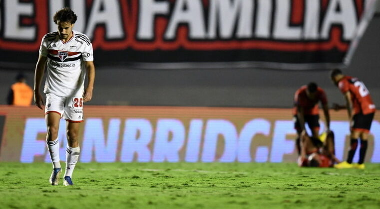 Igor Gomes é expulso e torcida protesta contra o jogador – Esportes