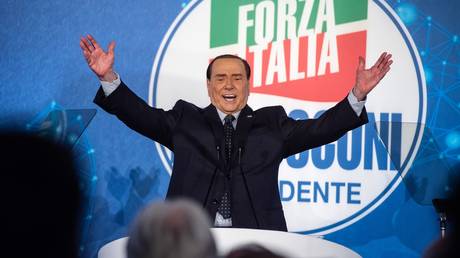 Italiano Berlusconi corteja TikTok com piada sobre si mesmo