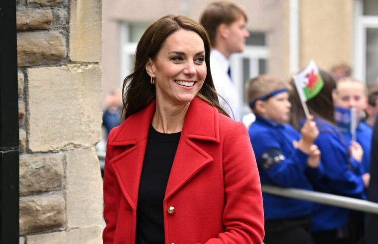 Kate Middleton usa casaco vermelho LK Bennett Spencer no País de Gales