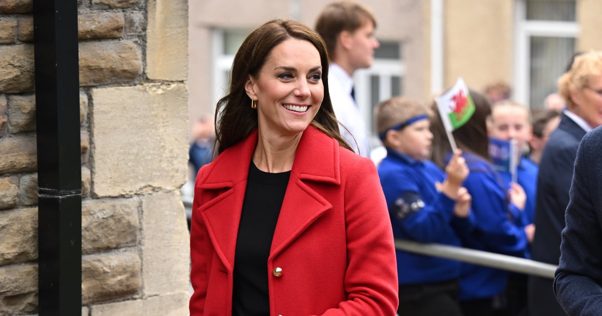 Kate Middleton usa casaco vermelho LK Bennett Spencer no País de Gales