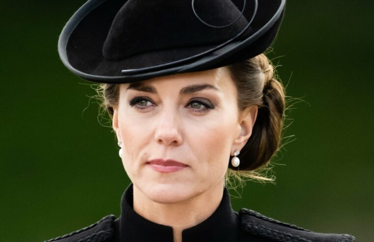 Kate Middleton usa gargantilha de pérolas da rainha em funeral