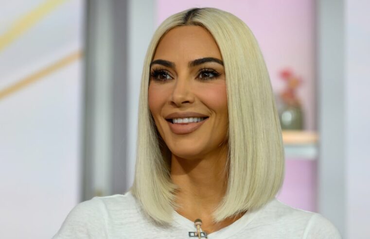 Kim Kardashian usa espartilho e cueca no Instagram