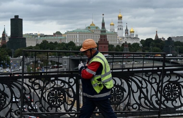 Kremlin comenta sobre a relutância de Biden em colocar a Rússia na lista negra — RT World News