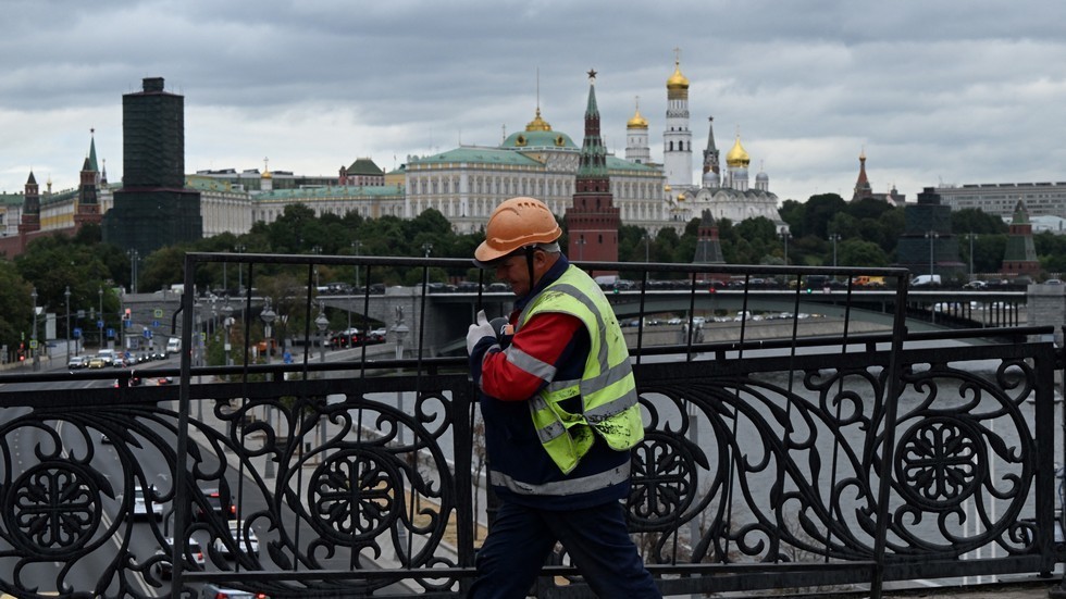 Kremlin comenta sobre a relutância de Biden em colocar a Rússia na lista negra — RT World News