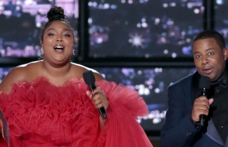 Lizzo usa vestido vermelho Giambattista Valli no Emmy 2022