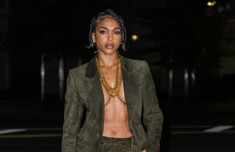 Lori Harvey no desfile de primavera de 2023 de Tom Ford