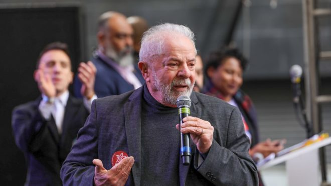 Lula critica Bolsonaro por obras e fala em “dar um jeito no Centrão”