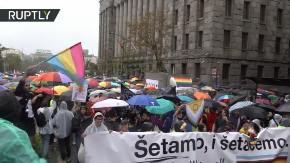 Marcha LGBTQ controversa avança na Sérvia — RT World News