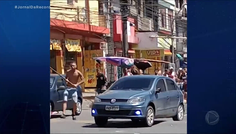 Motorista joga o carro contra grupo de torcedores na porta de estádio em Salvador (BA) – Esportes