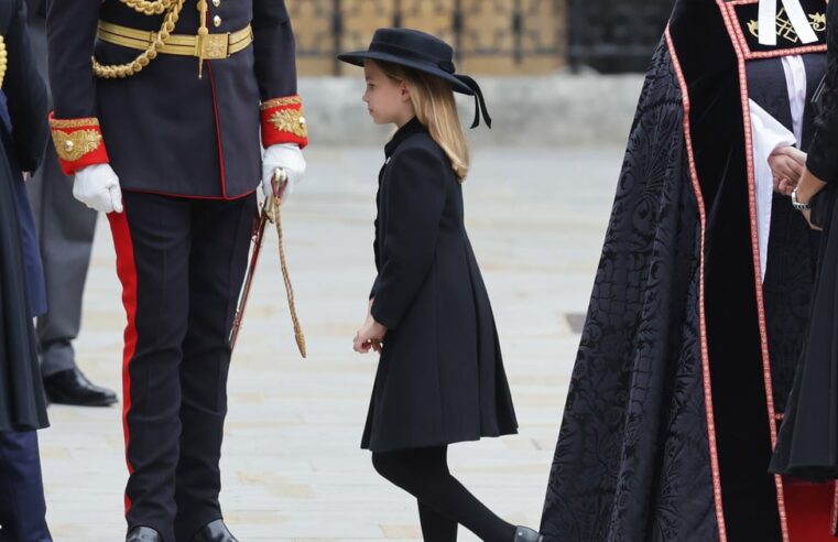 O significado por trás do broche fúnebre da princesa Charlotte