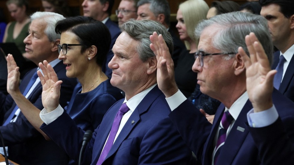 Os chefes dos grandes bancos riem de suas conexões com o governo no Congresso (VÍDEO) — RT World News