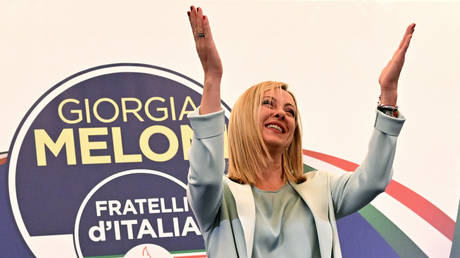 A líder do partido Irmãos da Itália (FI) Giorgia Meloni discursa na sede de campanha de seu partido