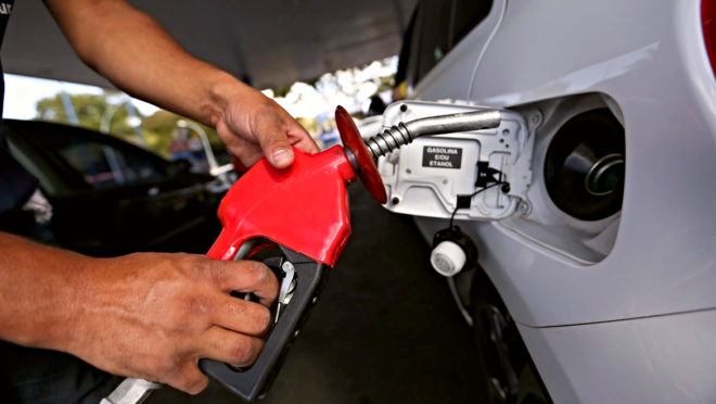Preço da gasolina cai 33% em 12 semanas e sai por menos de R$ 5
