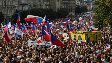 Protesto contra o governo em massa atinge Praga (VÍDEOS)