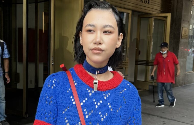 Ramona Young se prepara para o desfile Coach NYFW