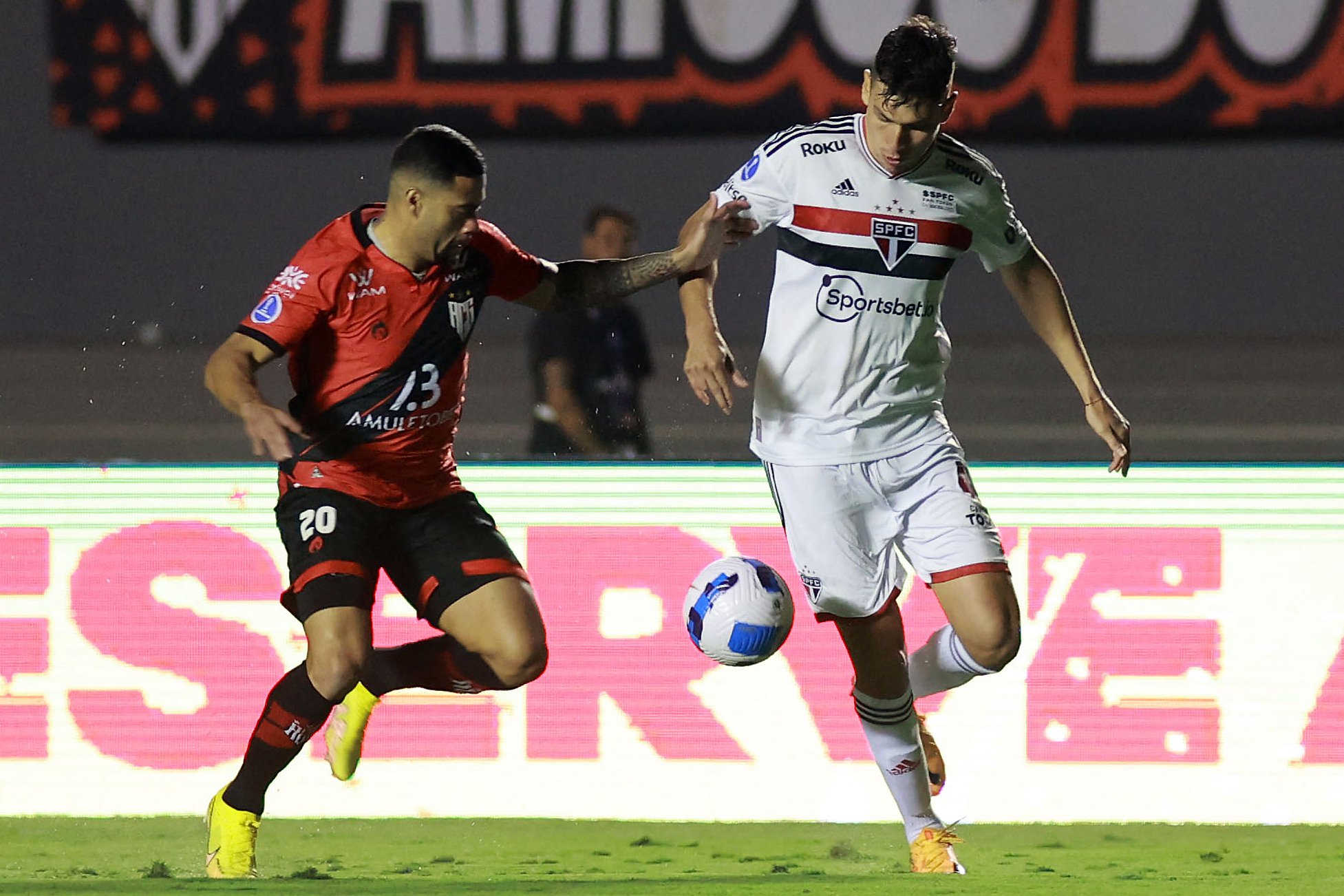 São Paulo é derrotado pelo Atlético-GO e sai atrás na busca por uma vaga na final da Sul-Americana – Arquibancada Tricolor