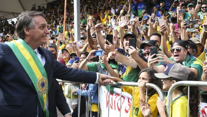 Se não for reeleito, Bolsonaro diz que vai “passar a faixa” e se recolher