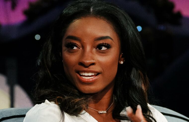 Simone Biles usa top branco com espartilho cruzado