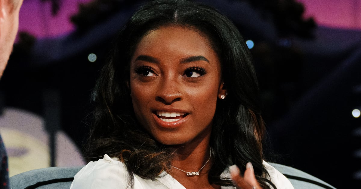 Simone Biles usa top branco com espartilho cruzado