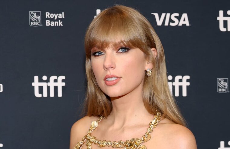 Taylor Swift usa um vestido refletivo espelhado para TIFF