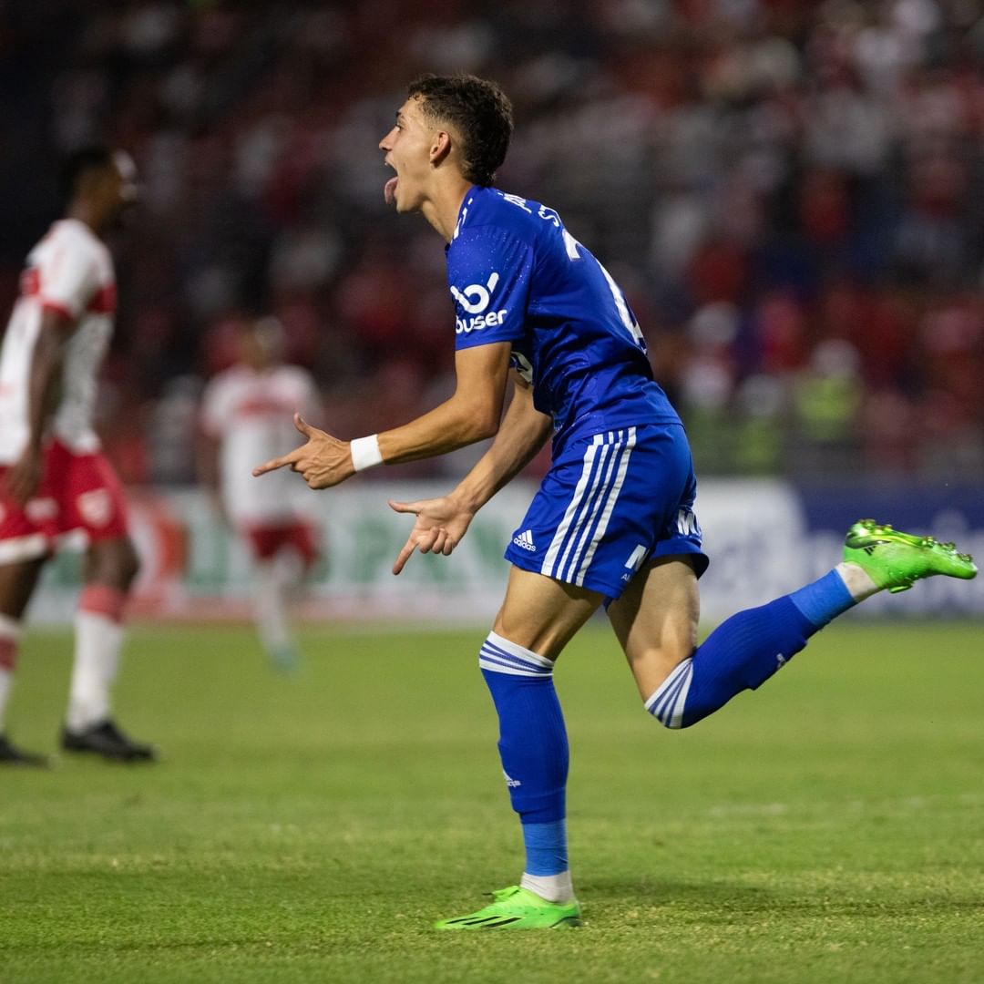 Tentou copiar o Cruzeiro e agora virou motivo de piada na internet