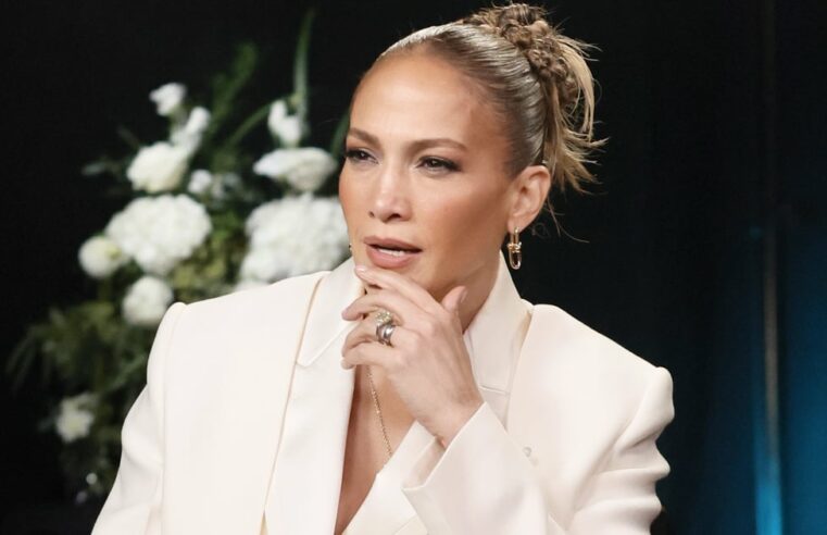 Terno Fendi branco de J Lo no evento Raising Latina Voices