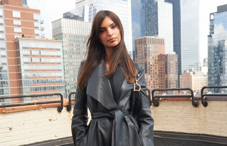 Traje de Emrata para COS Show na New York Fashion Week