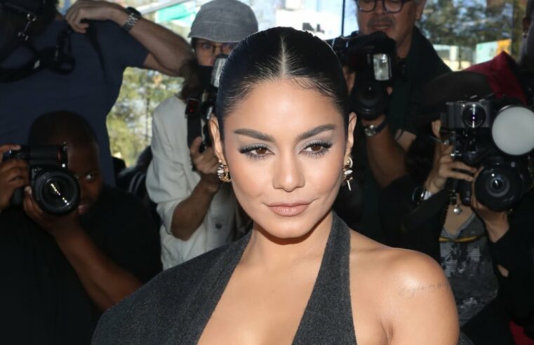 Vanessa Hudgens completa o ano 2000 no look de bandeau