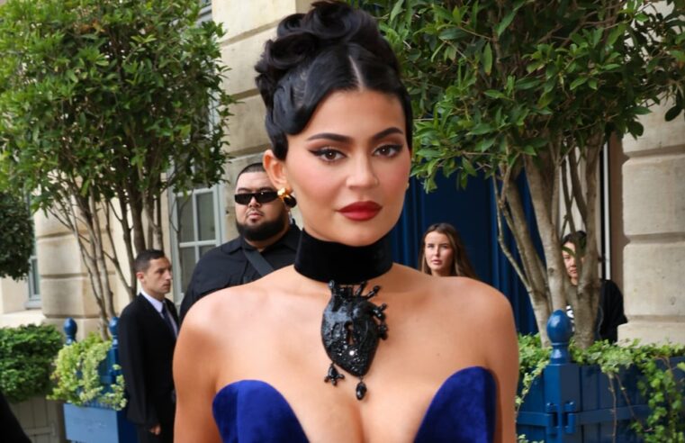 Vestido azul Schiaparelli de Kylie Jenner na Paris Fashion Week