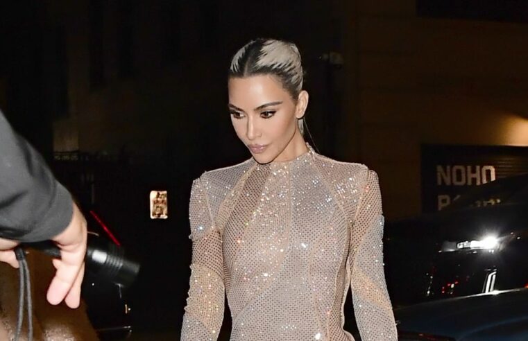 Vestido de Kim Kardashian no Fendi Baguette Fashion Show