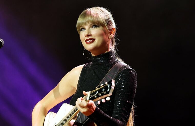 Vestido de lantejoulas de Taylor Swift no Nashville Songwriter Awards