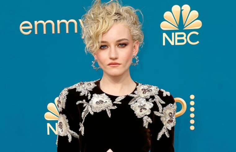 Vestido de veludo Gucci de Julia Garner no Emmy 2022