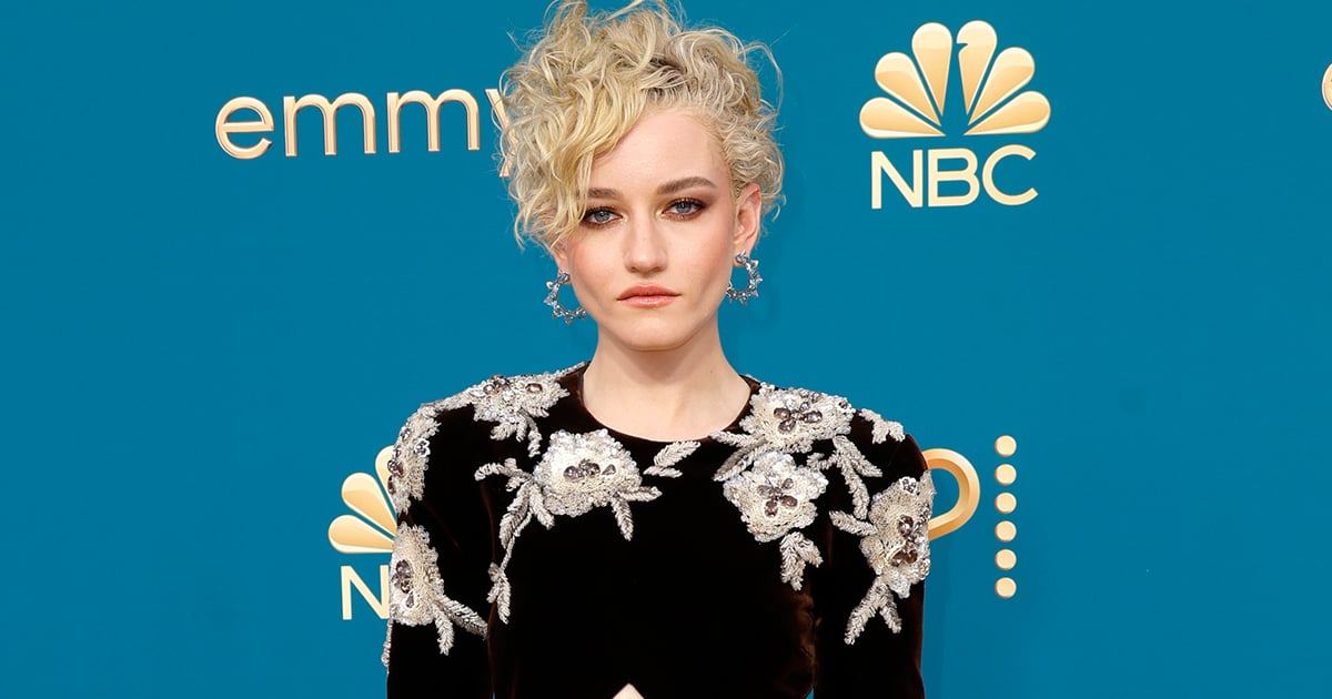 Vestido de veludo Gucci de Julia Garner no Emmy 2022