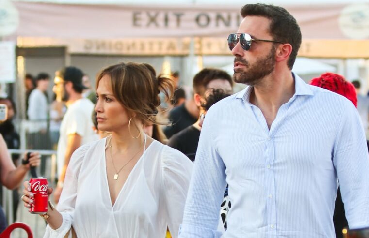 Vestido maxi branco de Jennifer Lopez e chinelos Adidas x Gucci