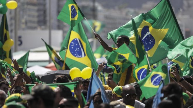 ato reúne multidões e lembra carnaval no Rio