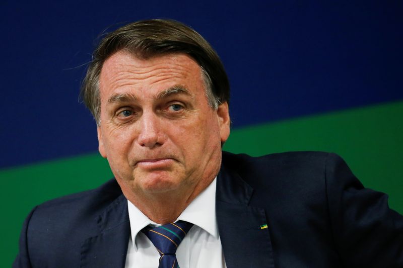 Governo Bolsonaro antecipa pagamentos do Auxílio Brasil antes do segundo turno Por Reuters