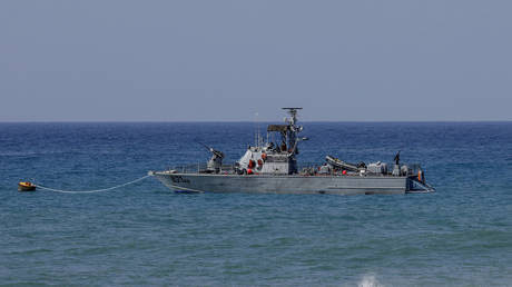 Um navio da Marinha de Israel está ancorado nas águas do Mediterrâneo na travessia de Israel em Rosh Hanikra, conhecido no Líbano como Ras al-Naqura, na fronteira entre os dois países, em 4 de outubro de 2022.