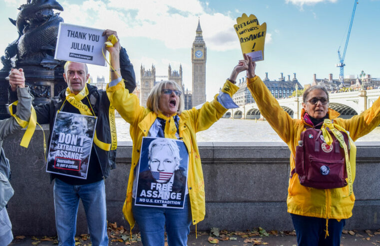 Apoiadores de Assange cercam o Parlamento do Reino Unido — RT World News