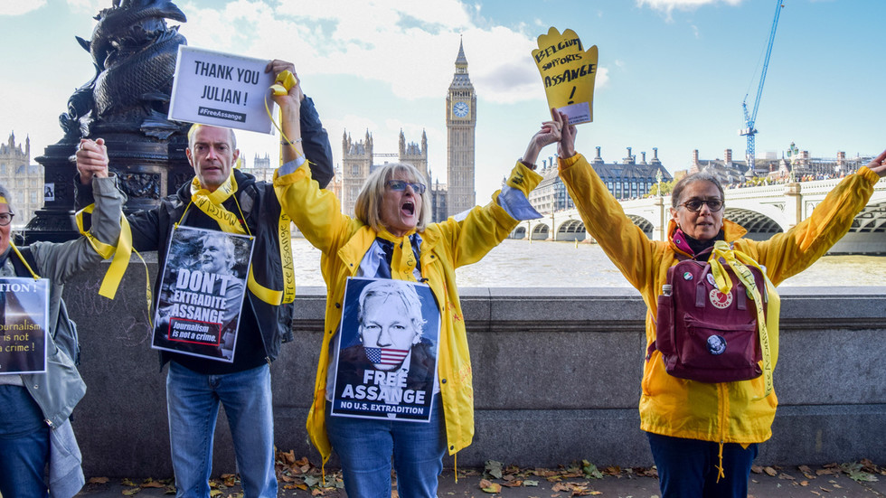 Apoiadores de Assange cercam o Parlamento do Reino Unido — RT World News