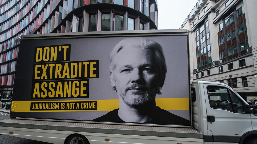 Assange testa positivo para Covid-19 na prisão — RT World News