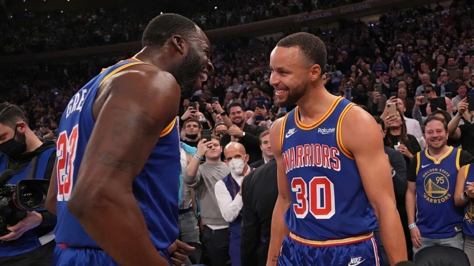 Draymond Green e Stephen Curry comemorando vitória do Golden State Warriors