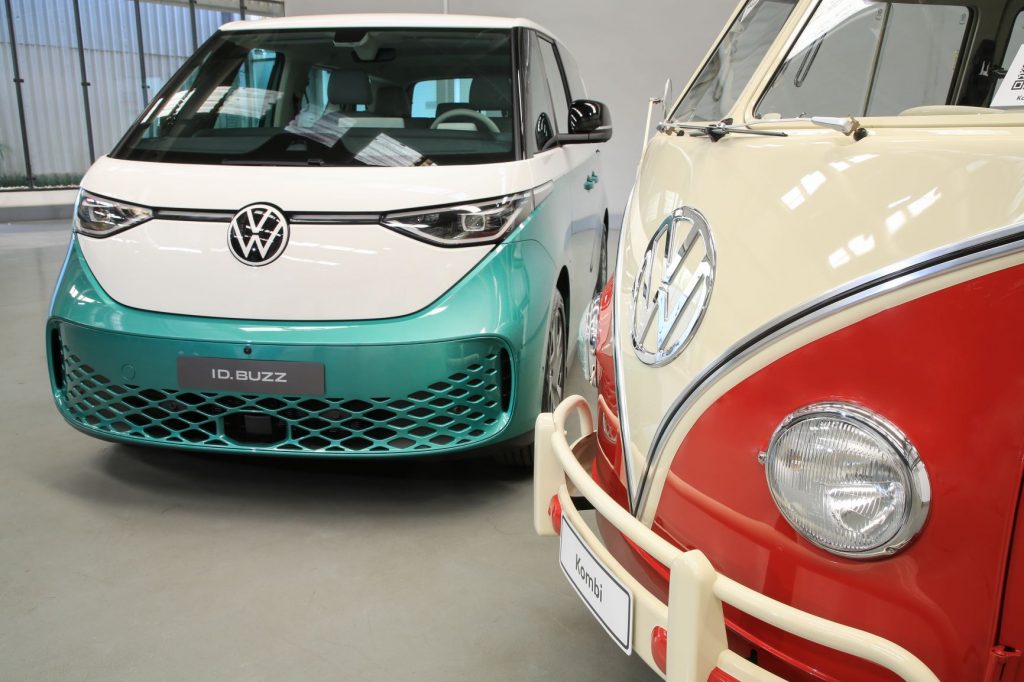 O VW ID.  Buzz e a lendária Kombi Corujinha tiveram um encontro na fábrica da marca, em Anchieta