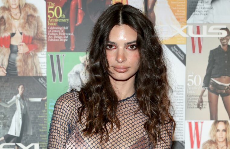 Emily Ratajkowski defende vestido decotado “controverso”