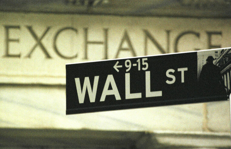 Wall St fecha em alta por esperança de Fed menos agressivo Por Reuters