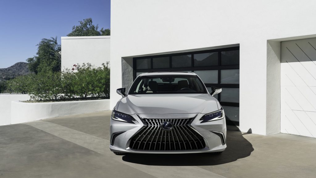 Confira os detalhes da linha 2023 dos modelos da Lexus, o ES300h e o UX250h