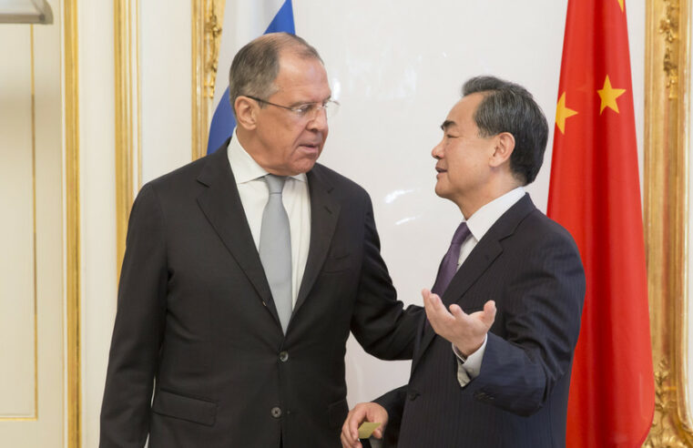 China apoia Rússia após chamada diplomática — RT World News