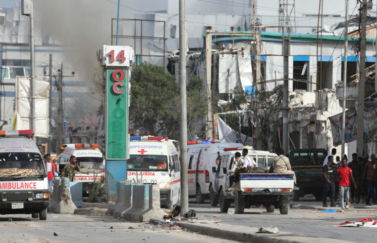 Dois carros-bomba matam pelo menos 100 na Somália – RT World News