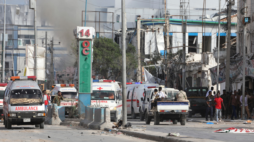 Dois carros-bomba matam pelo menos 100 na Somália – RT World News