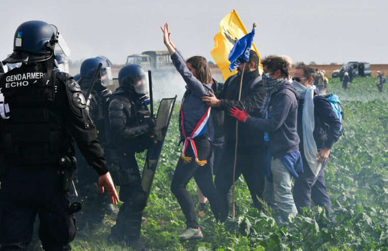 Manifestantes franceses entram em confronto com a polícia por causa das instalações de água — RT World News